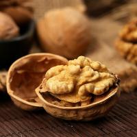 鲜记 全球臻选 坚果礼盒 1.828kg 红色（单位：盒）内配表：澳大利亚巴旦木100g*1、澳大利亚夏威夷果100g*1、纸皮核桃500g、智利提子干200g、山楂片228g、菲律宾香蕉干300g、泰国龙眼干200g、新疆灰枣200g